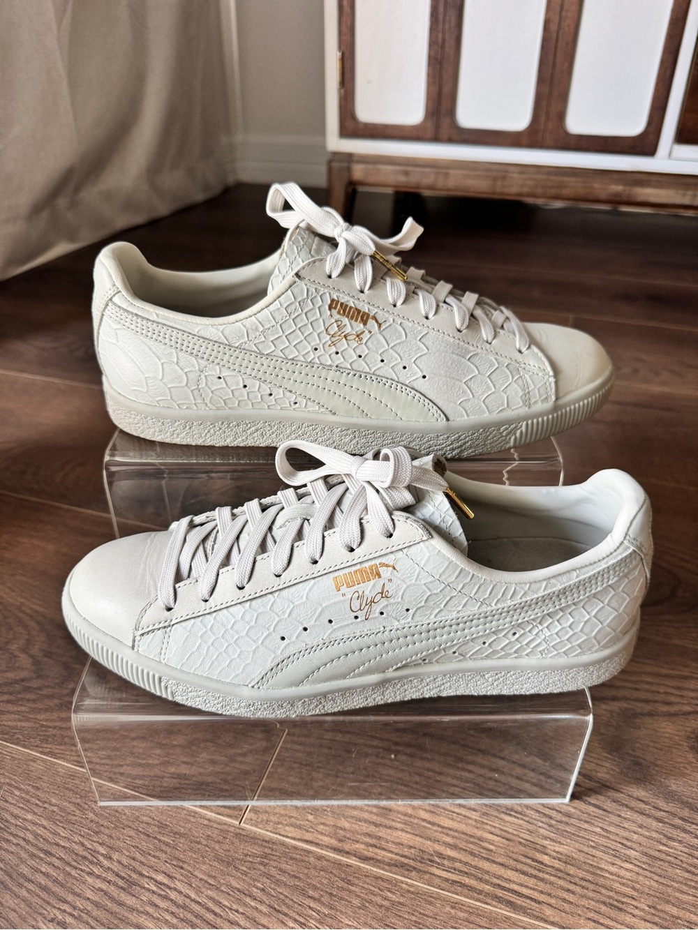 Puma Clyde Low-Top men’s Sneakers in Cream with Gold Logo